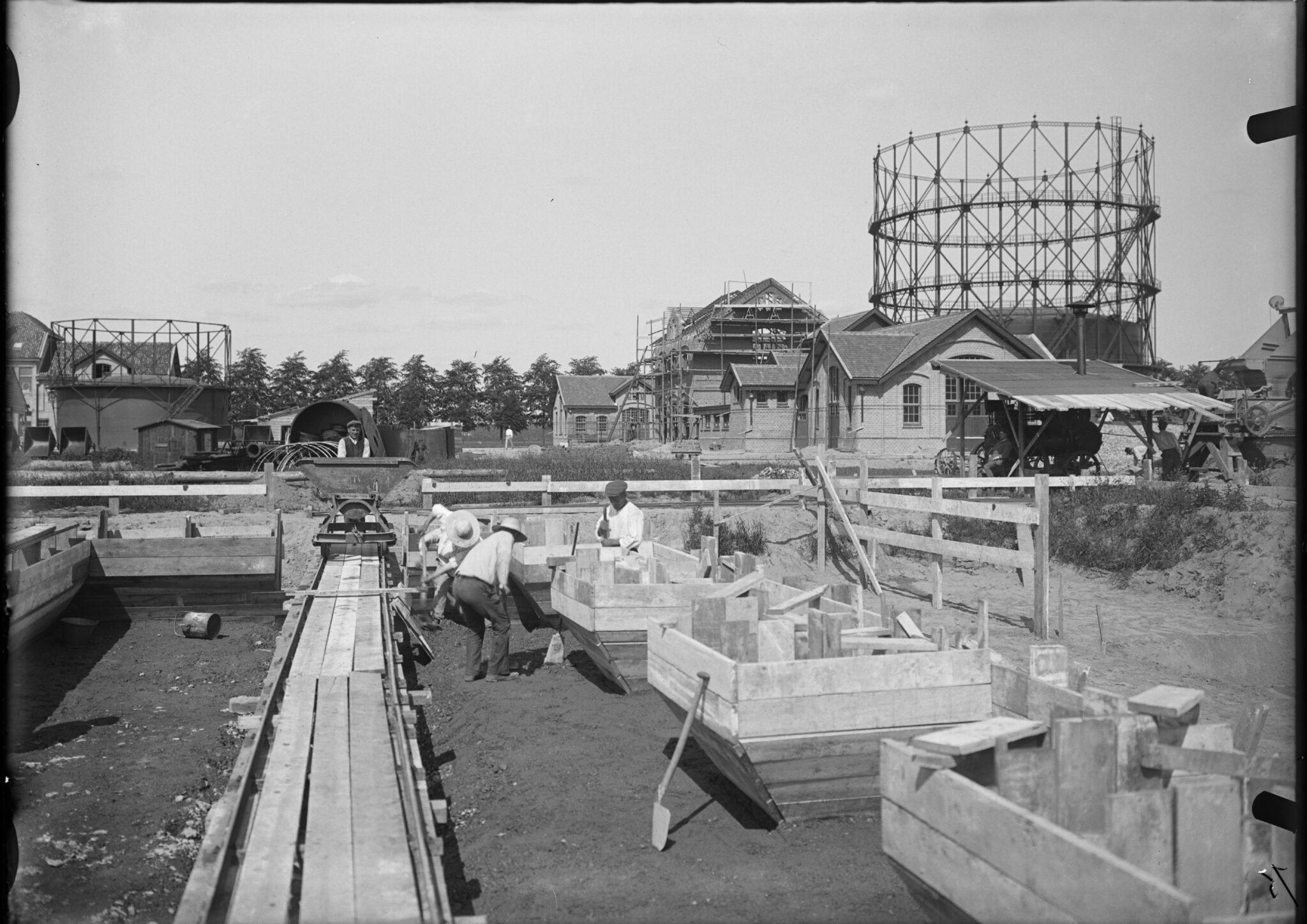 De aanvang van de brug, centrale. 1959-60, op de achtergrond de gas fabriek