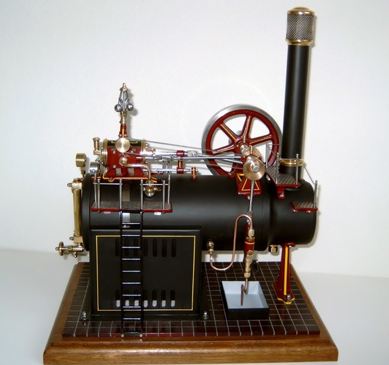 De locomobiel (ik moet eigenlijk zeggen half locomobiel) van Frits ziet er bijzonder mooi uit.