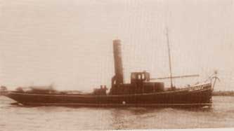 foto links Sleepboot Marie Hendrika, voorzien van een Bolnes stoommachine-installatie.